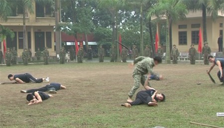 Chủ tịch nước Trương Tấn Sang thăm hỏi, động viên các chiến sĩ đặc công tại sân tập
